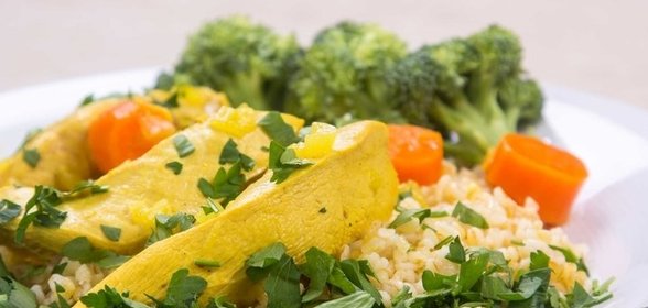Курица в зелени с соусом карри