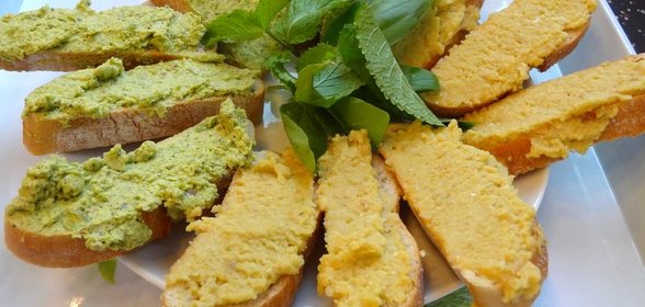 Кростини по‑средиземноморски с нутом и оливками