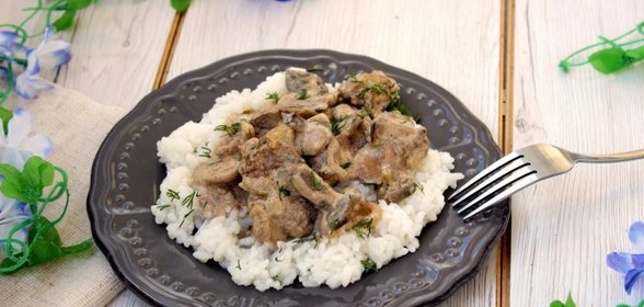 Куриная печень с маслятами в сметане