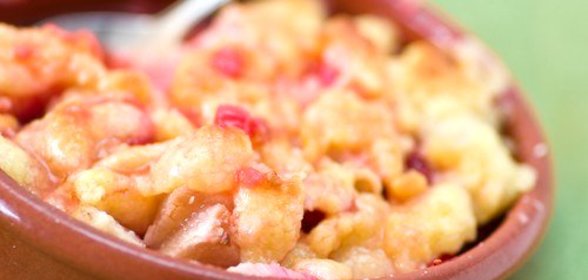 Пудинг с ревенем и клубникой