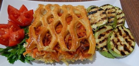 Слоеный пирог с красной рыбой