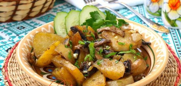 Картошка и шампиньоны тушёные в сметане