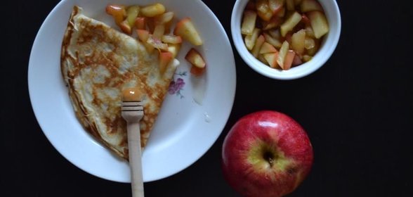 Кокосовые блинчики с карамельными яблоками