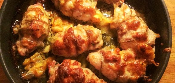 Котлеты из куриных бедер со шпинатом, сыром и чесноком