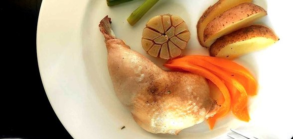 Курица с томленым чесноком, картофелем, зеленой спаржей и перцем