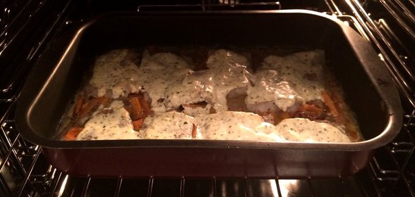 Запеченный минтай на луке и моркови