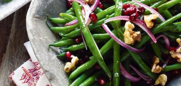 Стручковая фасоль с красным луком и грецкими орехами