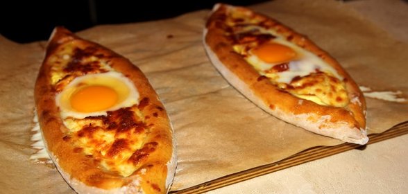 Хачапури по‑аджарски на мацони