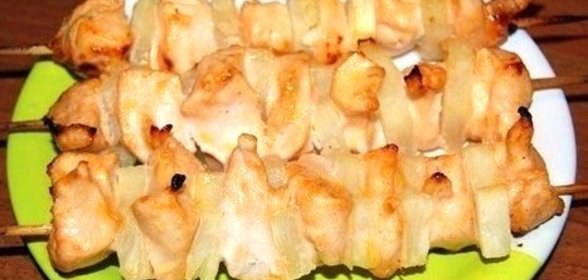 Куриные шашлыки с ананасами в духовке