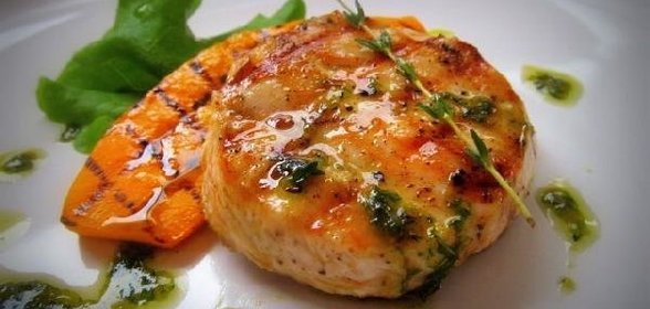 Медальон из куриного филе на гриле под соусом из тимьяна