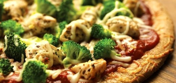 Пицца с брокколи и курицей