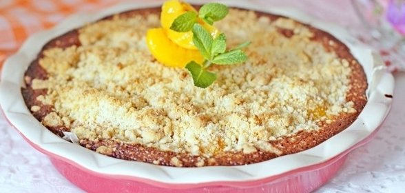 Насыпной пирог с персиками