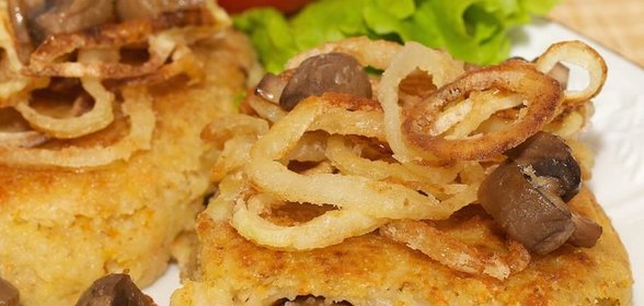Крупяные зразы с грибами и луковыми чипсами