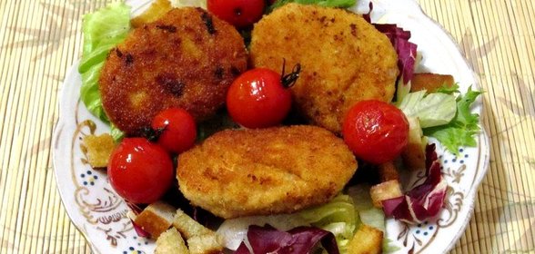 Куриные котлетки с помидорами черри и салатом