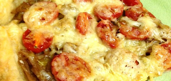 Тарт с луком порей и помидорами черри