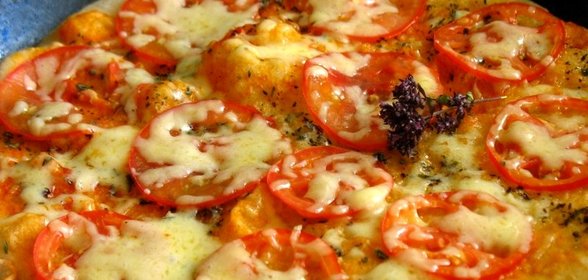 Пицца на сковороде с помидорами