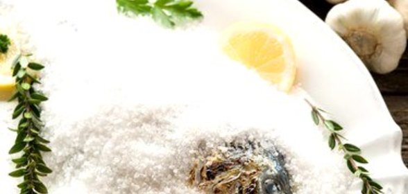Морской окунь в соляной корке с травами