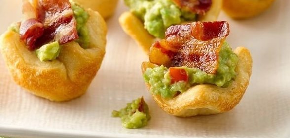 Тарталетки с гуакамоле и беконом