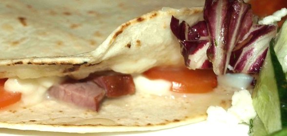 Итальянская лепешка с помидорами, копченной говядиной и сыром моцарелла