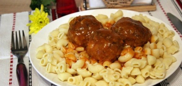Тефтели из говядины с рисом в соусе из овощного сока