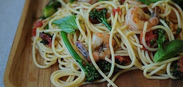 Спагетти с креветками и брокколи