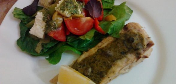 Скат запеченный в духовке с щавелевым соусом и каперсами и простой салат с брынзой и заправкой песто на основе рукколы.