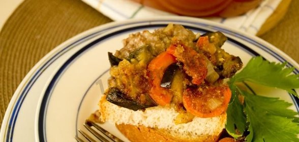 Овощное рагу с фаршем в духовке