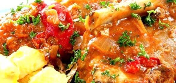 Баранина, тушеная в красном вине и томатном соусе