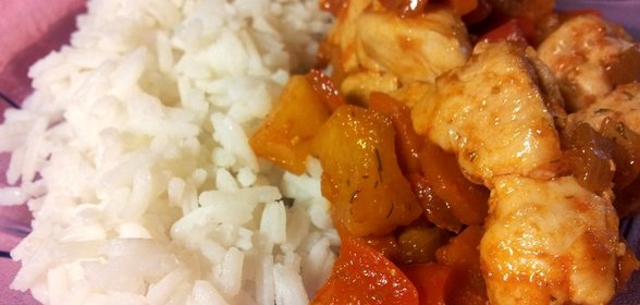 Куриное филе в кисло-сладком соусе с ананасами