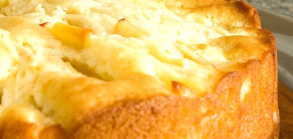 Пирог с яблоками и корицей в мультиварке