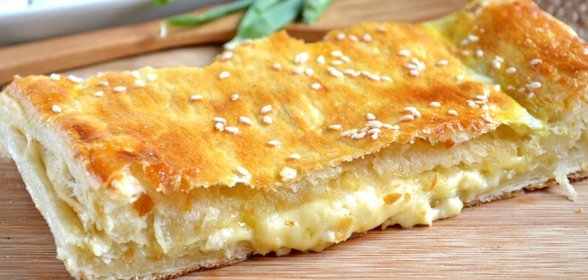 Пирог из слоеного теста с сыром