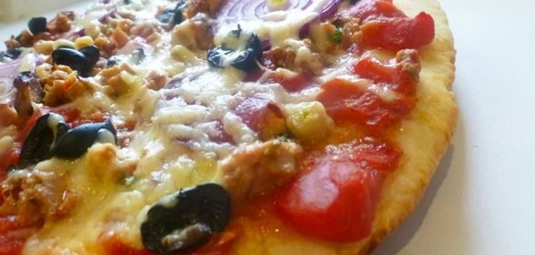 Мясная пицца с колбасками