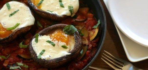 Рагу из цуккини с запеченными яйцами в грибах