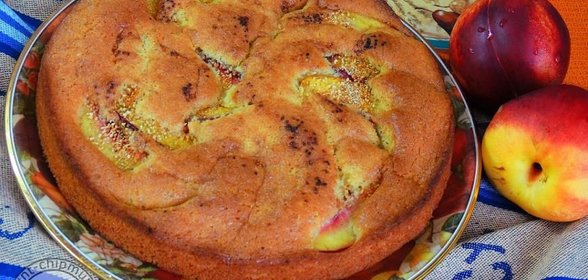 Пирог с персиками