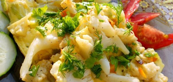 Цветная капуста с овощами и яйцами