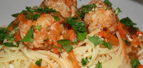 Спагетти с куриными тефтельками