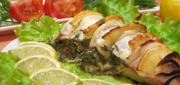 Скумбрия, запеченная с лимоном и сырной начинкой