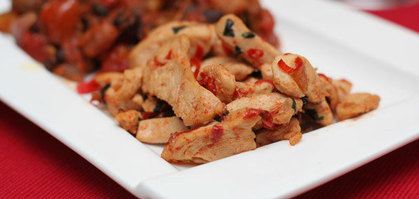 Обжаренная курица с базиликом и чили
