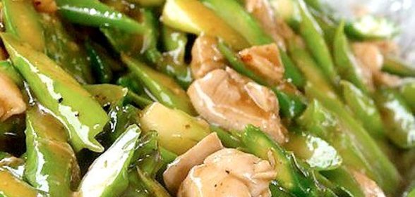 Жареная курица со спаржей и фисташками