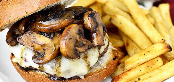Швейцарский бургер с соусом из грибов и розмарина