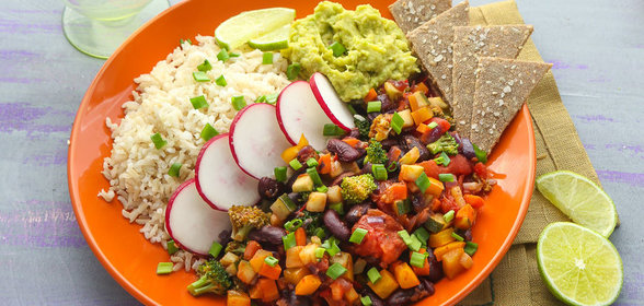 Овощное рагу с авокадо и гречневыми чипсами