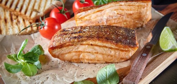 Стейк лосося с пюре из цветной капусты