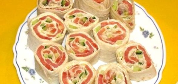 Рулет из лаваша с семгой и сыром