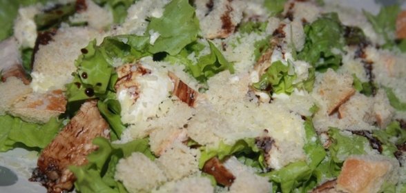 Салат с крутонами, курицей и пармезаном
