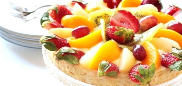 Песочный торт с манго и клубникой