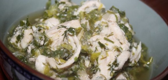 Куриные грудки с луком пореем и зеленью в собственном соку в мультиварке