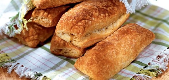 Слоеные пирожки с фасолью