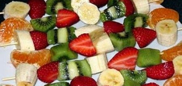 Фруктовый шашлык с лимонной подливкой