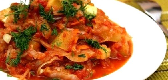 Овощное рагу с капустой и картофелем