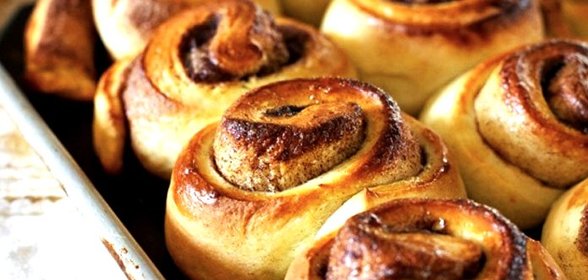 Сдобные булочки с корицей